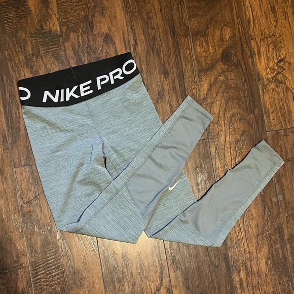 Nike Pro Mesh-Paneled Leggings - Picture 11 of 14